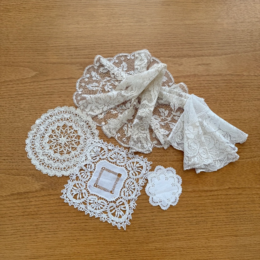 ASSORTMENT OF VINTAGE LACE, EMBROIDERED, DOILIES.